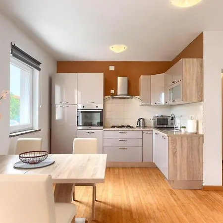 House Marlena Nyaraló *