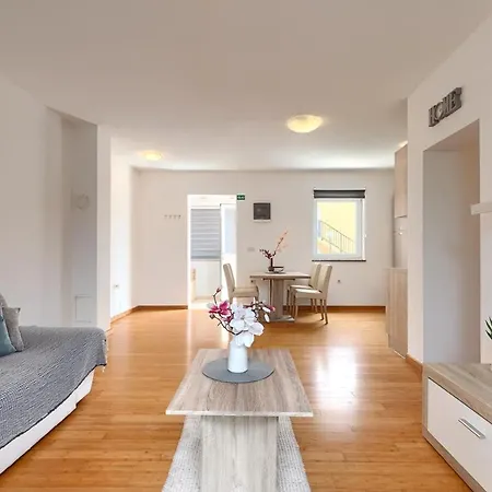 House Marlena Nyaraló Póla